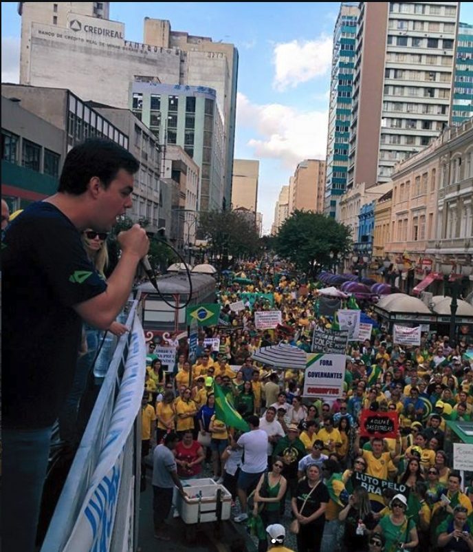 Luiz Felipe França discursando em manifestação